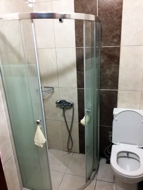 Duşakabinli oda banyosu