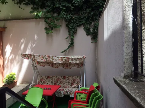 Bahçede salıncak ve oturma köşesi